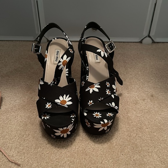 BNWT. Miu Miu Gabardine Daisy Print Heels - Picture 3 of 5